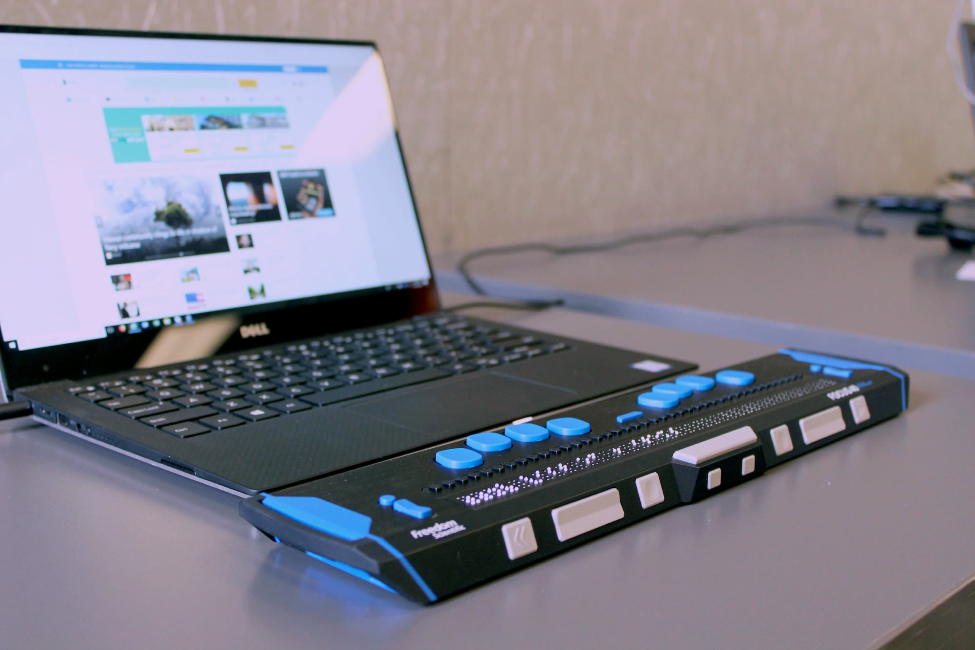 Laptop con display braille per la navigazione accessibile