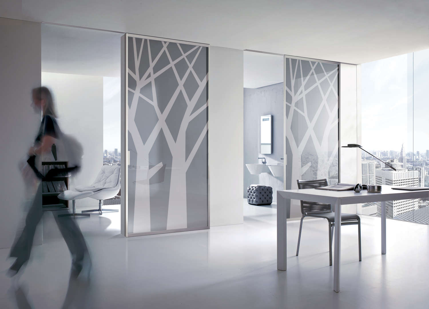 Porte scorrevoli in vetro decorato in un ambiente moderno