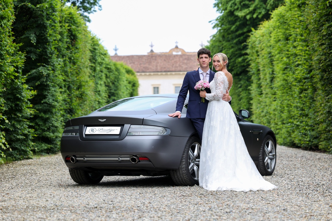 Sposi con un'auto RG Prestige noleggiata per il matrimonio