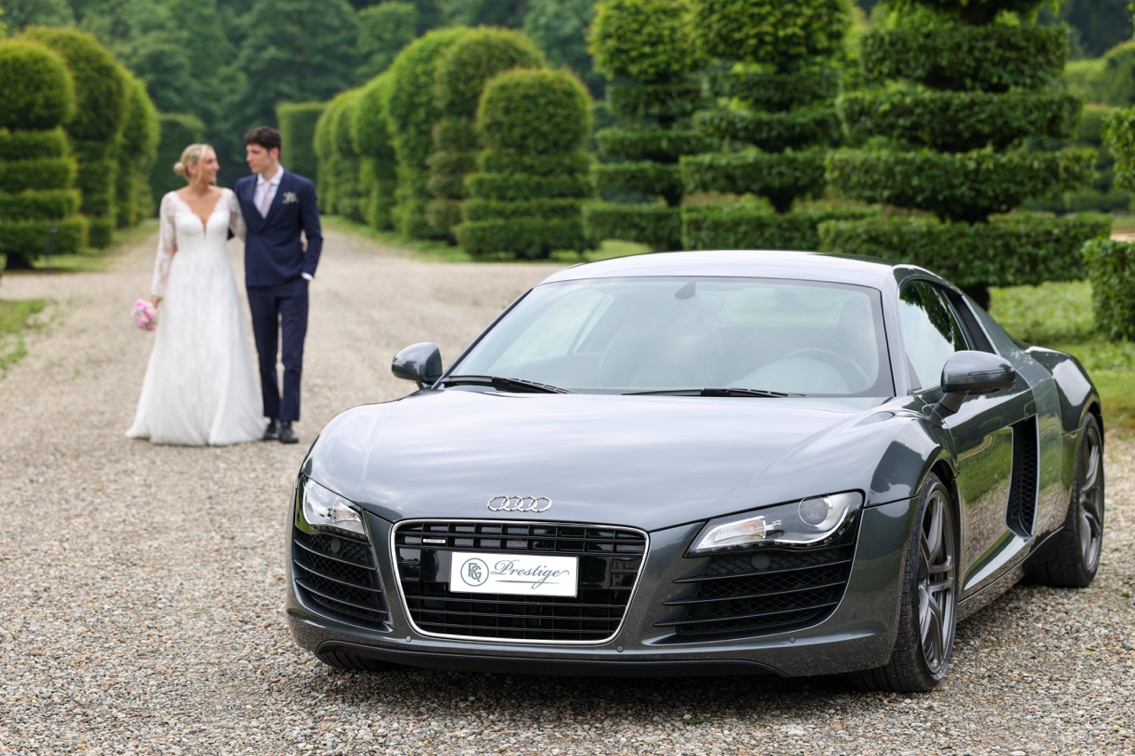 Sposi con un'auto sportiva RG Prestige